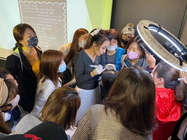 自小爱美的游惠如把对美的追求转化为学习动力，从铁皮屋创业，如今不但有上千名学员，更打造以客为尊的美容王国。(游惠如提供／蔡依珍桃园传真)