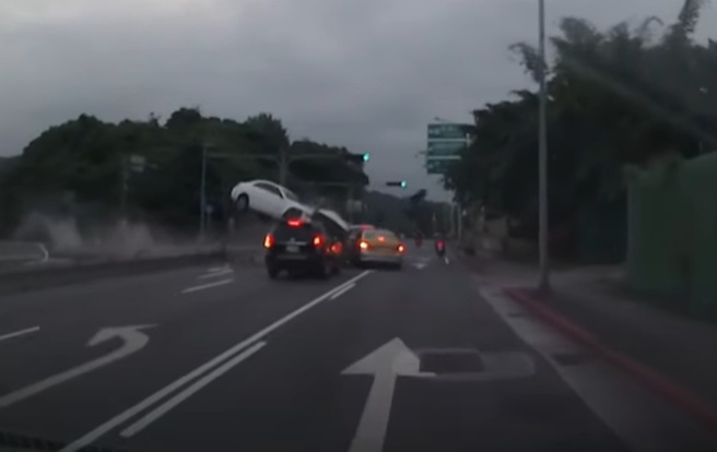 今年5月6日清晨5时文山区木栅路发生严重车祸。（本报资料照）