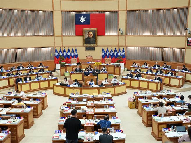 新北市议会今（24）日下午举办临时会，民进党议员群起炮轰秘书处市政、选务不分，并追问饶庆钰是否有请假。（黄敬文摄）