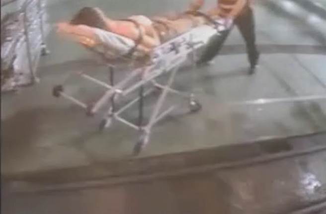 宜兰县苏澳镇龙德造船厂23日晚上7时许发生工安意外，疑似进行船舱喷漆作业时，抽风机故障产生火花，造成3人越南籍移工2度、3度烧烫伤。（民眾提供／吴佩蓉宜兰传真）