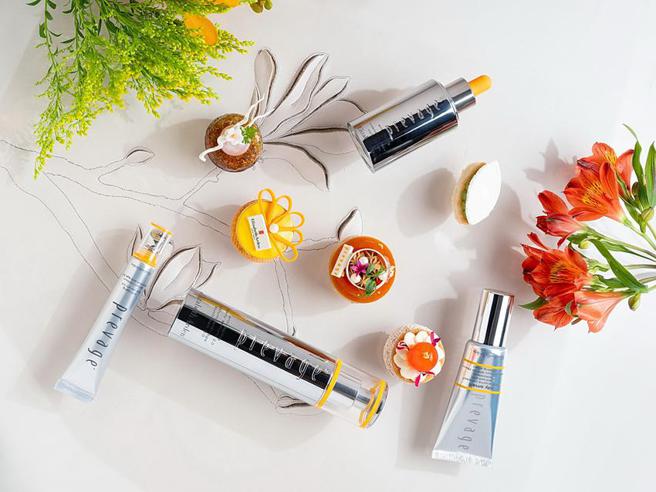 文华东方酒店携手伊丽莎白雅顿推出「夏日橙灿」联名下午茶，一系列美点包含芒果优格奶霜泡芙、反转血橙塔、白桃茉莉花茶蛋糕、抹茶金桔草莓杏仁蛋糕与巧克力慕斯接骨木莓果蛋糕。（图／台北文华东方酒店提供）