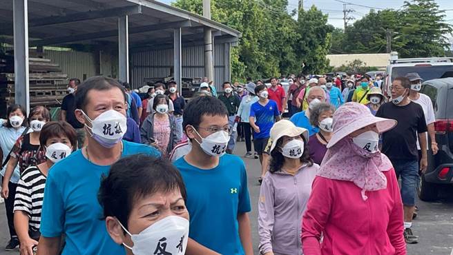 居民全戴上「反对」、「抗议」白色口罩。（洪靖宜摄）