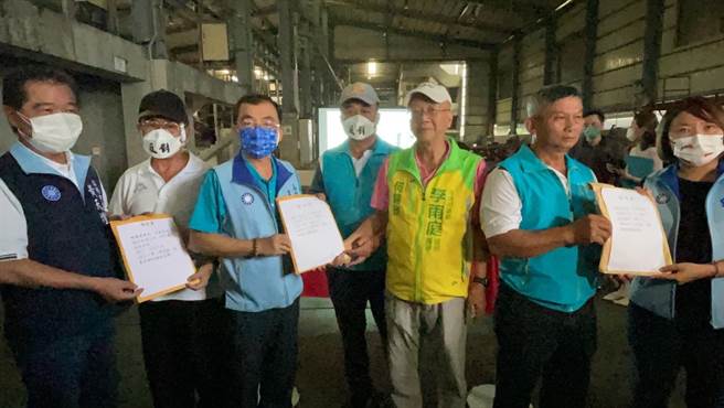 3里长送上陈情书。（洪靖宜摄）