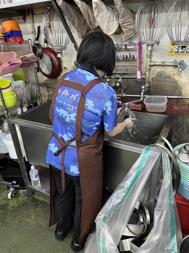 26岁智能障碍合併精神障碍的小思，在疫情期间，共面试了7至8个工作，最后都没录取，上个月到餐饮业一试，立即录取了厨务的工作，目前稳定就业中。（方舟就业服务协会提供／林雅惠高雄传真）