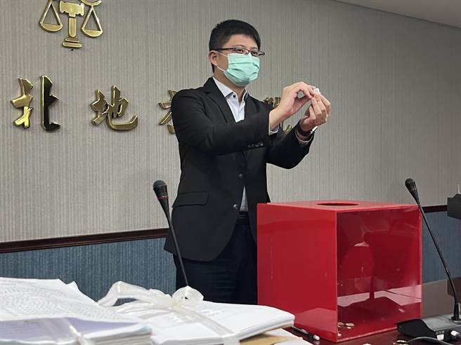 台北地方法院透过公开抽籤，由吴承学审判长担任抽籤手，决定承审高虹安涉贪案的法官。（林伟信摄）