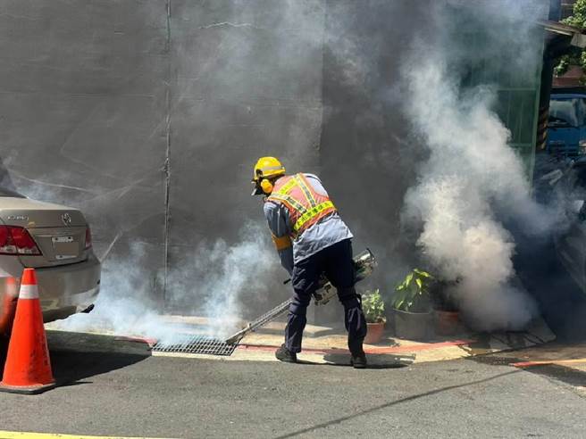 台北市环保局今表示，除了在个案快筛阳性期间派员到居家周边喷消，也再度加强动员使用9.5公升药剂喷消，总面积达1万9000公尺，并清除垃圾及积水容器。（环保局提供／蔡佩珈台北传真）