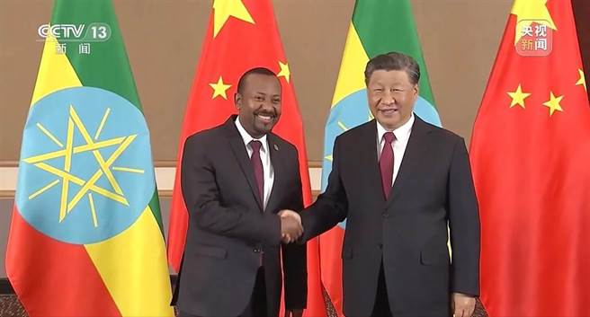 习近平强调金砖扩员体现与开发中国家团结合作决心。图为稍早习近平与衣索比亚总统阿比会晤。（大陆央视）