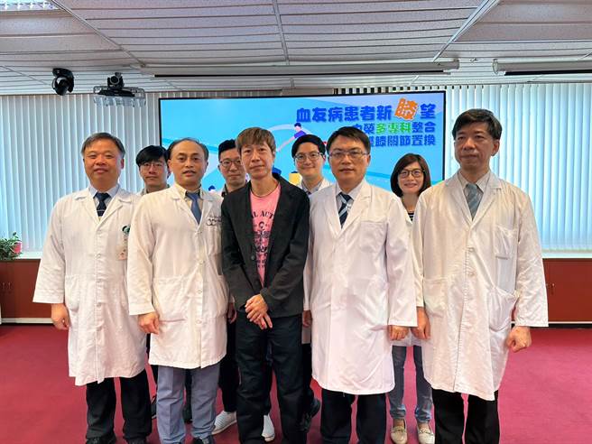 44岁的重度血友病患者陈先生去年底接受台中荣总一次性同时双膝关节置换手术，如今膝盖活动度回復到90度，从跛脚变勇脚。（冯惠宜摄）