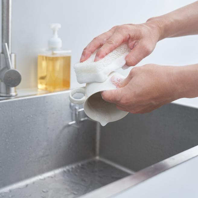 MUJI无印良品食器&蔬果两用洗洁精(液态1200g)，219元。以芥花油、椰子油、棕榈仁油制成，可用于食器与蔬果洗洁使用，绵密泡沫可去除油污。（MUJI提供／古明弘台北传真）