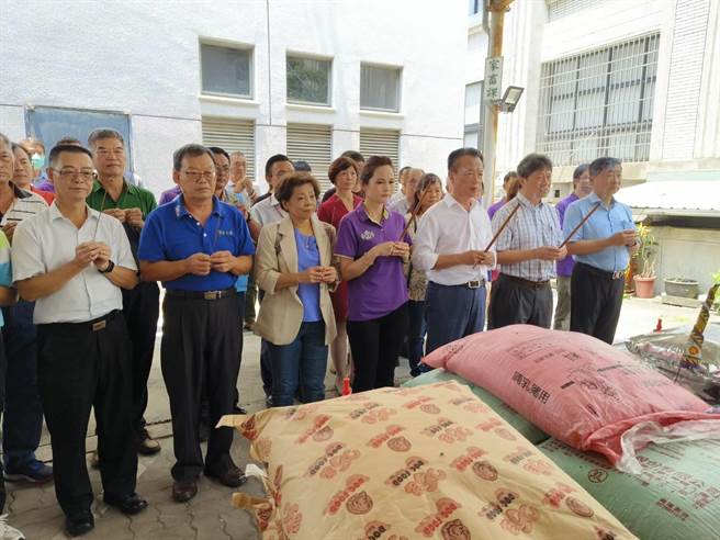 嘉义县长翁章梁（右三）偕各界人士，中元祭拜兽魂碑祈求平安顺利。（廖素慧摄）