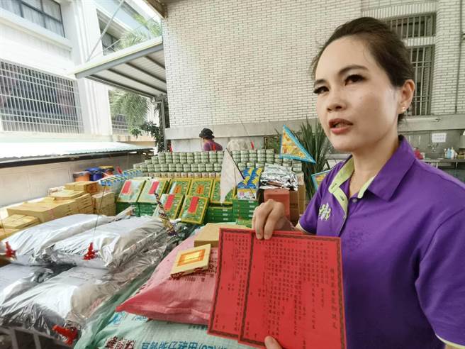 嘉义县家畜防治所长林佩如说明中元祭拜兽魂，特别准备动物食品及宠物金。（廖素慧摄）