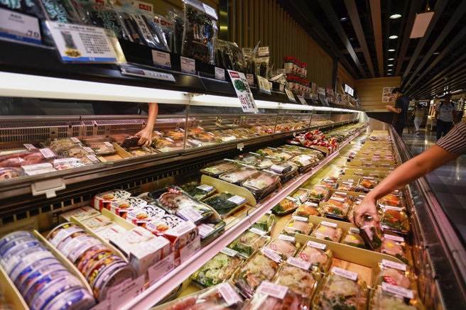 日本福島第一核電廠24日正式排放核處理水，引發東亞鄰國恐慌，中國大陸第一時間下令，暫停日本水產品進口。圖為香港超市。（美聯社）