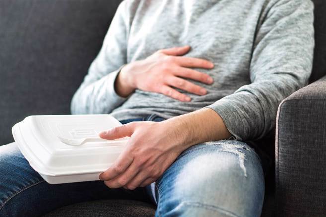 一名从事业务的男子，出现类似胃酸逆流产生的胸闷感，原以为只是胃部老毛病，未料检查竟发现1条冠状动脉已阻塞。（示意图／Shutterstock）