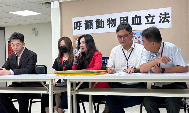 国民党台北市议员应晓薇与陈情民眾出面控诉，松山区一间动物医院，疑似在治疗宠物猫时，输入了来源不明的血液，导致宠物猫因而死亡。（丁上程摄）