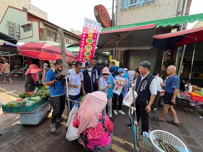 为防治登革热，雾峰区长白峨嵋24日与志工、3位里长至雾峰公有零售市场宣导登革热防治，呼吁民眾注意环境巡查、彻底清除积水容器等孳生源，降低病媒蚊密度。（雾峰区公所提供／潘虹恩台中传真）