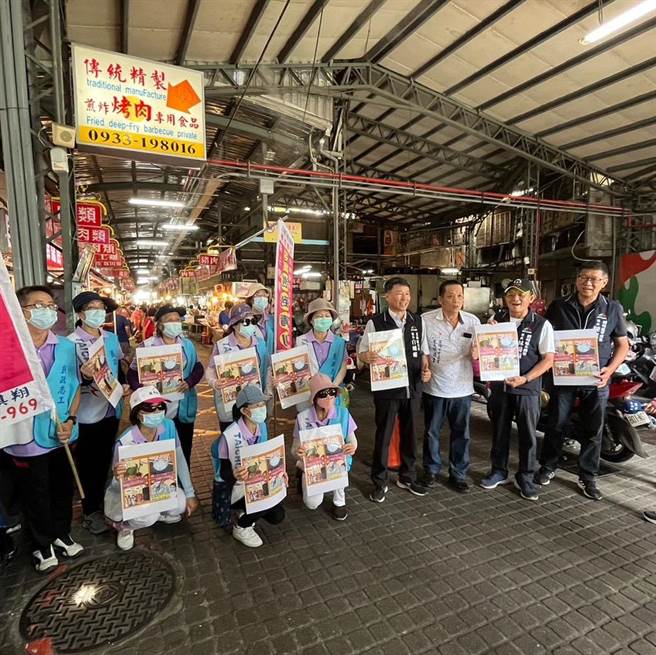 雾峰区长白峨嵋24日与志工、3位里长至雾峰公有零售市场宣导登革热防治，呼吁民眾注意环境巡查、彻底清除积水容器等孳生源，降低病媒蚊密度。（雾峰区公所提供／潘虹恩台中传真）