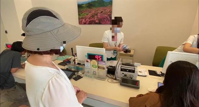 苗栗县检警协助邓姓女子追回遭骗款项。（读者提供／谢明俊苗栗传真）