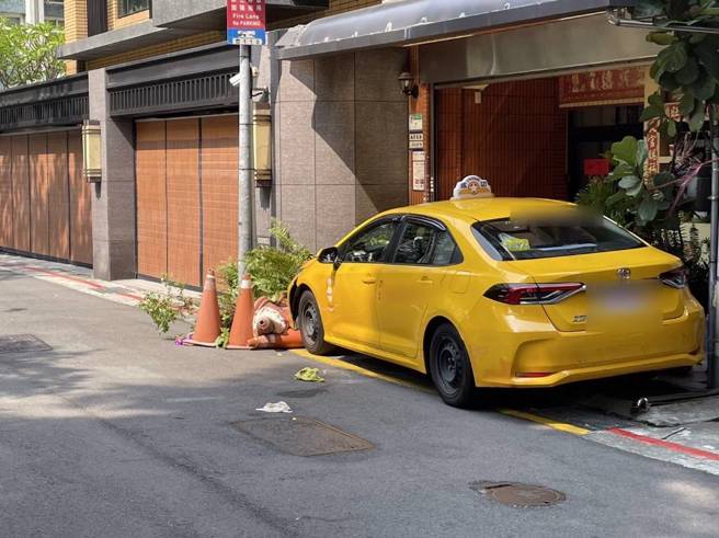 李姓计程车司机沿南京东路二段41巷南向北行驶，因不明原因向右偏向，其前车头与路边停放机车发生碰撞后，再偏离撞击民宅门口花盆后停下，驾驶送往马偕医院。（图／警方提供）