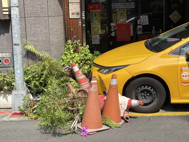 李姓计程车司机沿南京东路二段41巷南向北行驶，因不明原因向右偏向，其前车头与路边停放机车发生碰撞后，再偏离撞击民宅门口花盆后停下，驾驶送往马偕医院。（图／警方提供）