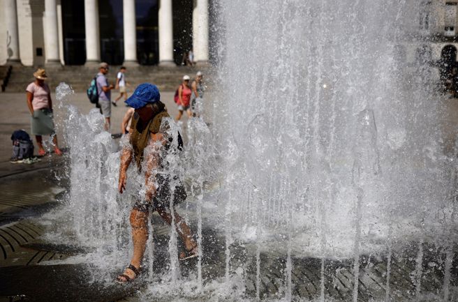 法国今夏持续受到热浪袭击，气象局表示，法国气温昨天创下有纪录以来歷年夏末的最高纪录。（图/路透社）