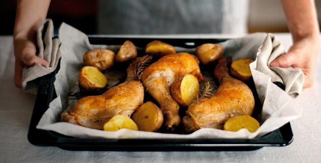 BALMUDA The Range K09C微波烤箱可運用於多種料理琺瑯烤盤，有絕佳的導熱與保溫性。（群光電子提供／古明弘台北傳真）