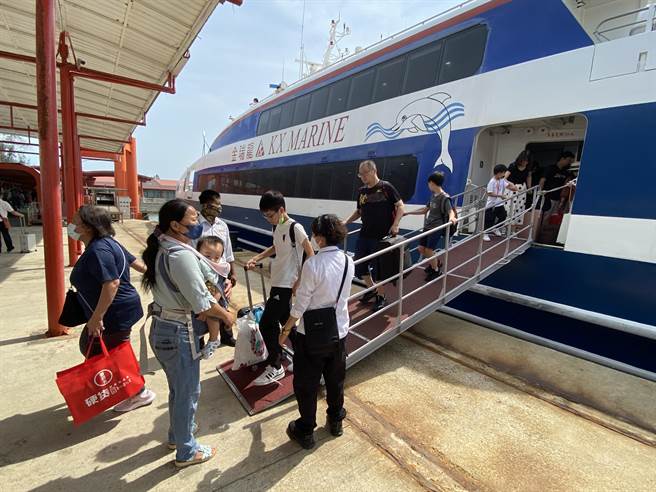 陆委会下午宣布「恢復两岸观光旅游及放宽陆籍人士来台商务交流」的消息，立刻引发金门民眾与观光旅游业者的高度关注。(于家麒摄)