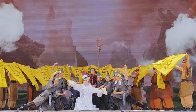 明华园经典鉅作《超炫白蛇传》彩排精采桥段 。（廖素慧摄）