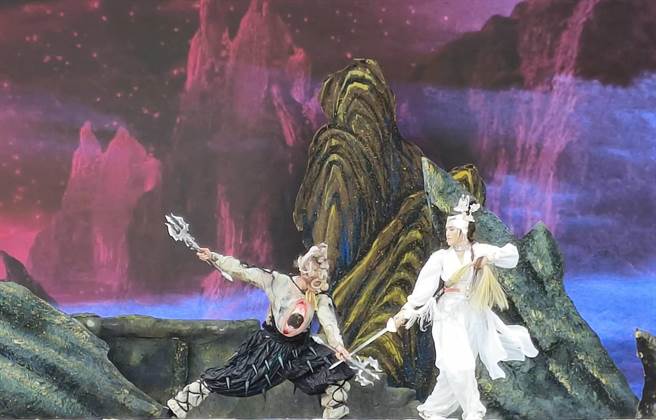 明华园经典鉅作《超炫白蛇传》孙翠凤母女将同台演出白蛇娘娘。（廖素慧摄）