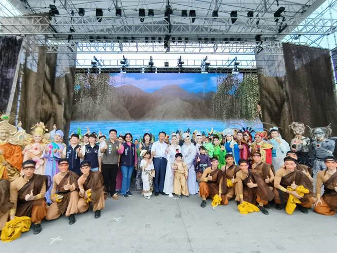 明华园四代演员总动员 ，将在嘉义县演出经典鉅作《超炫白蛇传》，县长翁章梁（中）揪大家来看戏。（廖素慧摄）