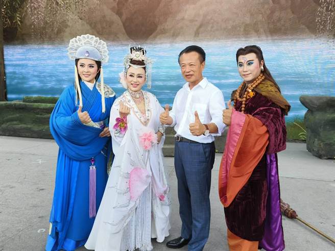 孙翠凤 （左二）将演出白蛇娘娘，嘉义县长翁章梁（ 右二）揪大家来看戏。（廖素慧摄）