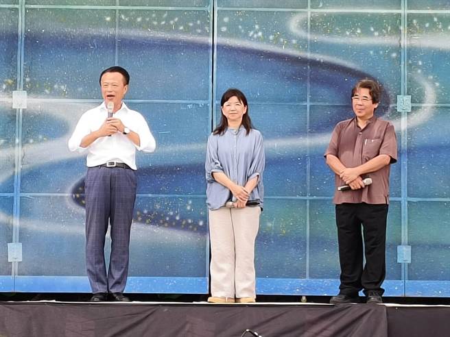 嘉义县长翁章梁、文化部长李静慧、明华园总团长陈胜福推荐精采大戏《超炫白蛇传》。（廖素慧摄）