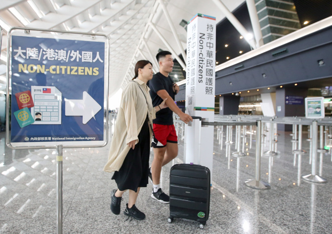 陆委会24日宣布，自9月1日起恢復第三地陆客来台观光，两岸团体旅游也将恢復。在桃园机场入境管制区内，刚下机的旅客准备通关入境。（范扬光摄）