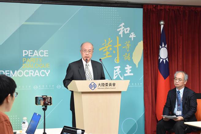 陆委会副主委詹志宏（中）向陆方喊话，对于我方开放两岸观光，盼陆方相向而行。（陈冠宇摄）