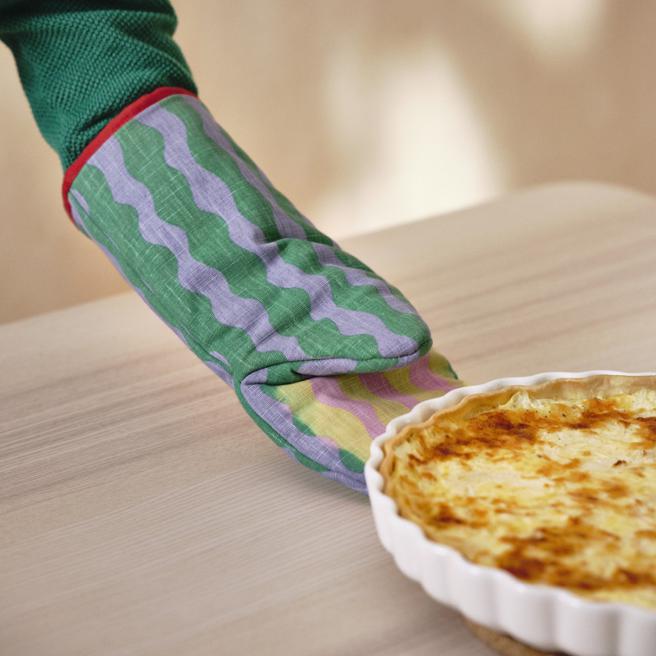 IKEA的TABBERAS隔热手套，紫绿撞色设计，当温度高于体温就会变成可爱粉红与黄色。（IKEA提供／古明弘台北传真）