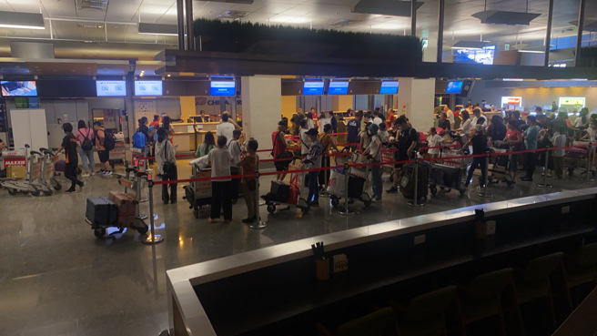 松山机场24日晚间传出跳电意外，航厦一片漆黑，工作人员指出，国际线航厦前后跳电3次，直至晚间7点后才陆续恢復正常。(图／读者提供)