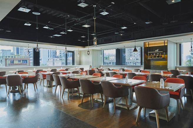 饭店搭配军公教及65岁以上推出优惠活动，符合条件的人士用餐享75折好康，每人918元加原价1080元的1成服务费。(台北新板希尔顿酒店提供)