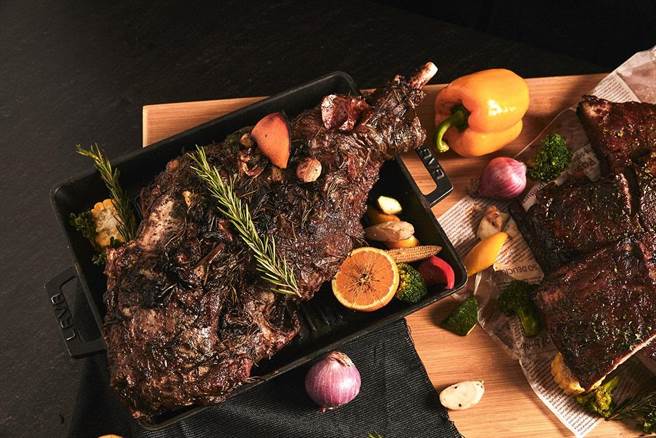 中秋「异国烧烤」特企吃得到「迷迭香料烤羊腿」，纽西兰重达近4公斤重的大羊腿，酥香软嫩不腥臊。(台北新板希尔顿酒店提供)