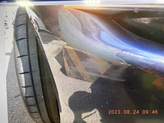 赵建铭24日发生车祸，车头右侧有轻微擦伤车损痕迹。（读者提供／曹婷婷台南传真）