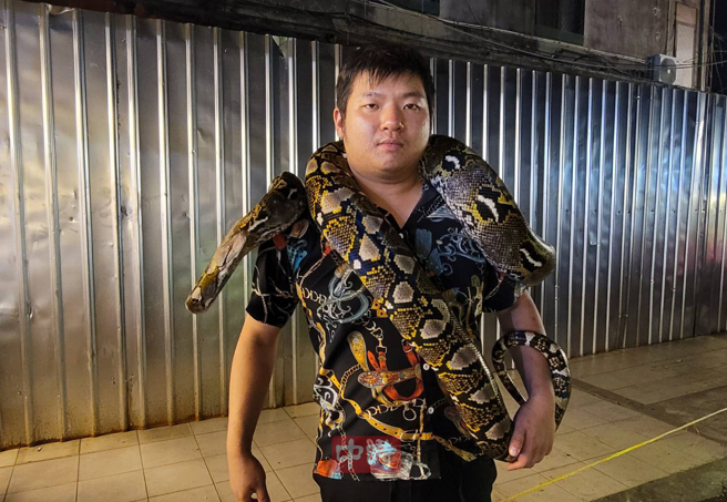 男子带巨蟒逛大街，路上民眾超嗨。（游定刚拍摄）