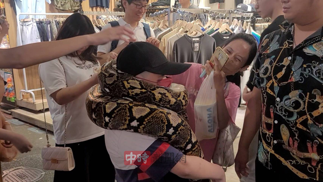 蟒蛇环绕男童半身。（游定刚拍摄）