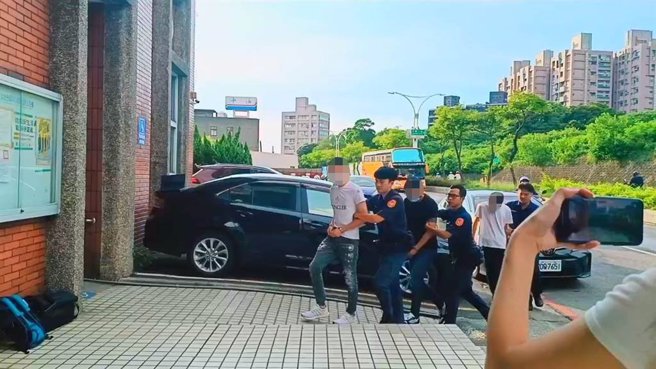 新北市淡水今（24）日凌晨发生命案，19岁陈姓男子仅因欠下数万元，竟遭3名男子从芦洲押到淡水后虐打致死。(黄敬文翻摄)