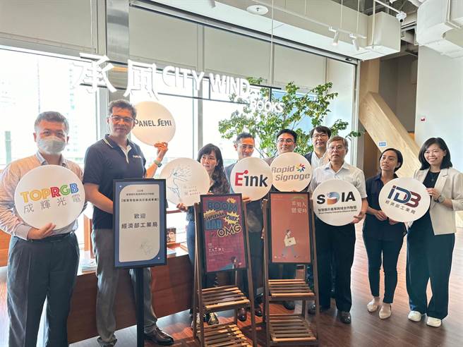 经济部工业局智慧显示产业跨域合作联盟（SDIA）今（24）日在高雄承风书店举办「智慧零售解决方案成果展」。（柯宗纬摄）