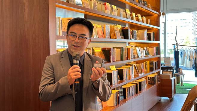 艺文商品贩售柜中导入2.2吋Spectra 3000三色电子标籤，则可解决因人工替换需花费大量时间问题。（柯宗纬摄）