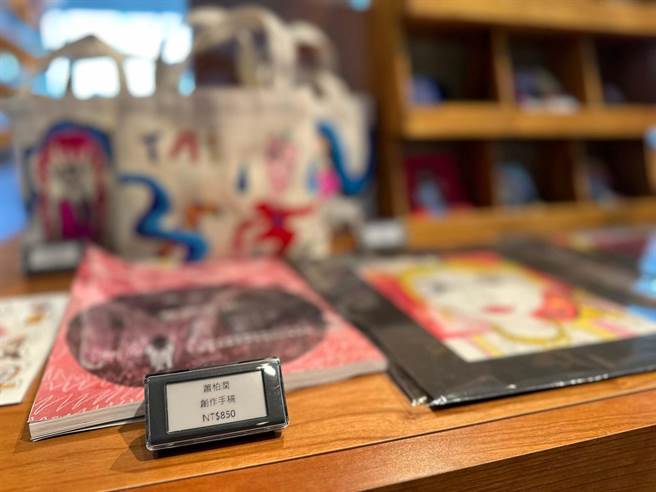 艺文商品贩售柜中导入2.2吋Spectra 3000三色电子标籤，则可解决因人工替换需花费大量时间问题。（柯宗纬摄）