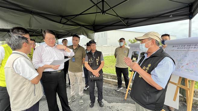内政部长林右昌（左二）24日到台南市新营区视察国家绿道工程，会中邀请出席民代致词时，多位里长一拿到麦克风，就开始诉苦无里活动中心。（张毓翎摄）
