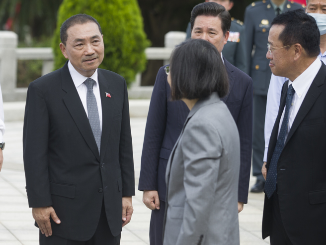 国防部23日举办八二三战役胜利65周年」公祭暨追思活动，蔡英文总统（中）、国民党总统参选人侯友宜（左）前往金门参加公祭追思活动，两人在会上仅微笑点头致意，国安会秘书长顾立雄（右）随后如老友般上前寒暄。（杜宜谙摄）