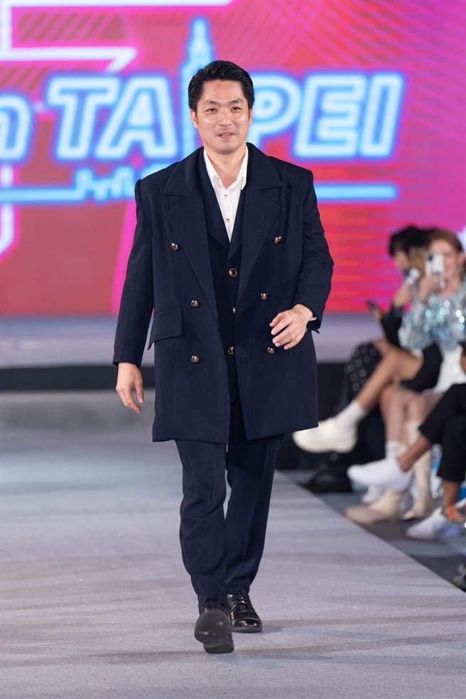 台北市長蔣萬安身穿去年金獎設計師賴名浩的西裝，為台北好時尚線時尚處女秀。（吳松翰攝）