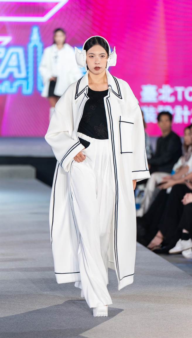 銀獎得主林尚瑞的作品「叁：天，已經要光」。（吳松翰攝） 