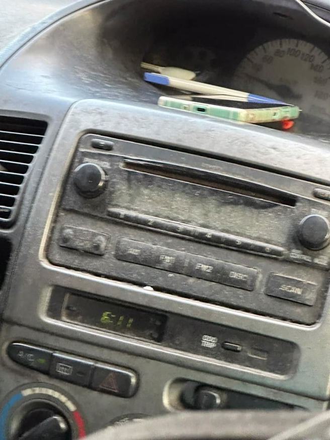 台南恐怖小黄的仪表板上蒙上了一层厚厚的灰尘。（翻摄自爆废公社脸书）