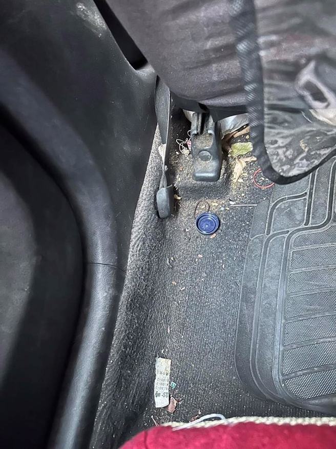 台南恐怖小黄的地板上积了瓶盖、树叶、橡皮筋、灰尘等脏乱不堪。（翻摄自爆废公社脸书）